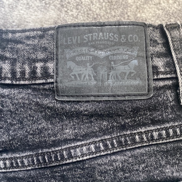 Levi’s High waisted Mom Jean - Picture 2 of 2